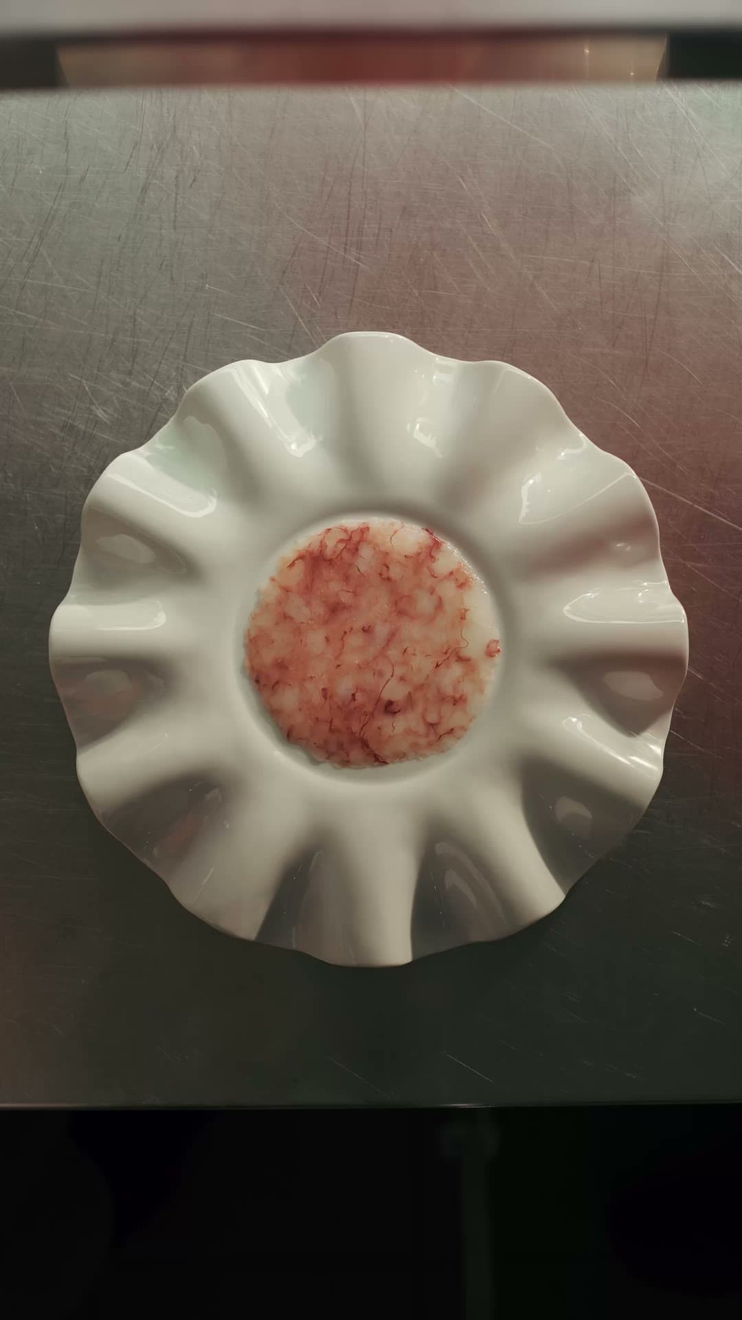 Assiette blanche festonnée, vue du dessus, au début du dressage
